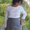 falda midi gris con bolsillo y remera blanca